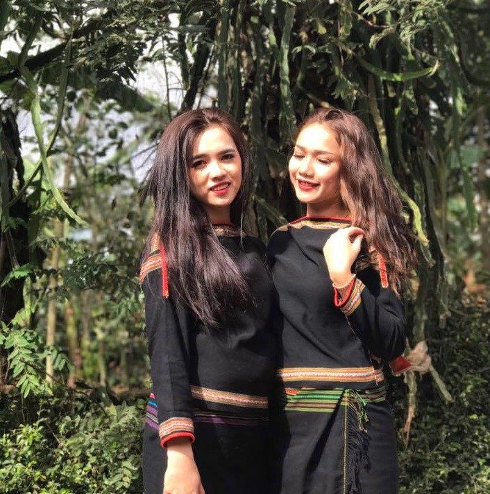 Loạt ảnh đời thường hút mắt của nhóm thiếu nữ Ê Đê bê tráp đang cực hot